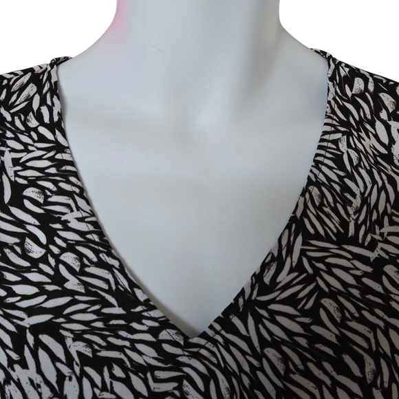 Vince Camuto Black and White Leaf Print Blouse - Picture 3 of 9